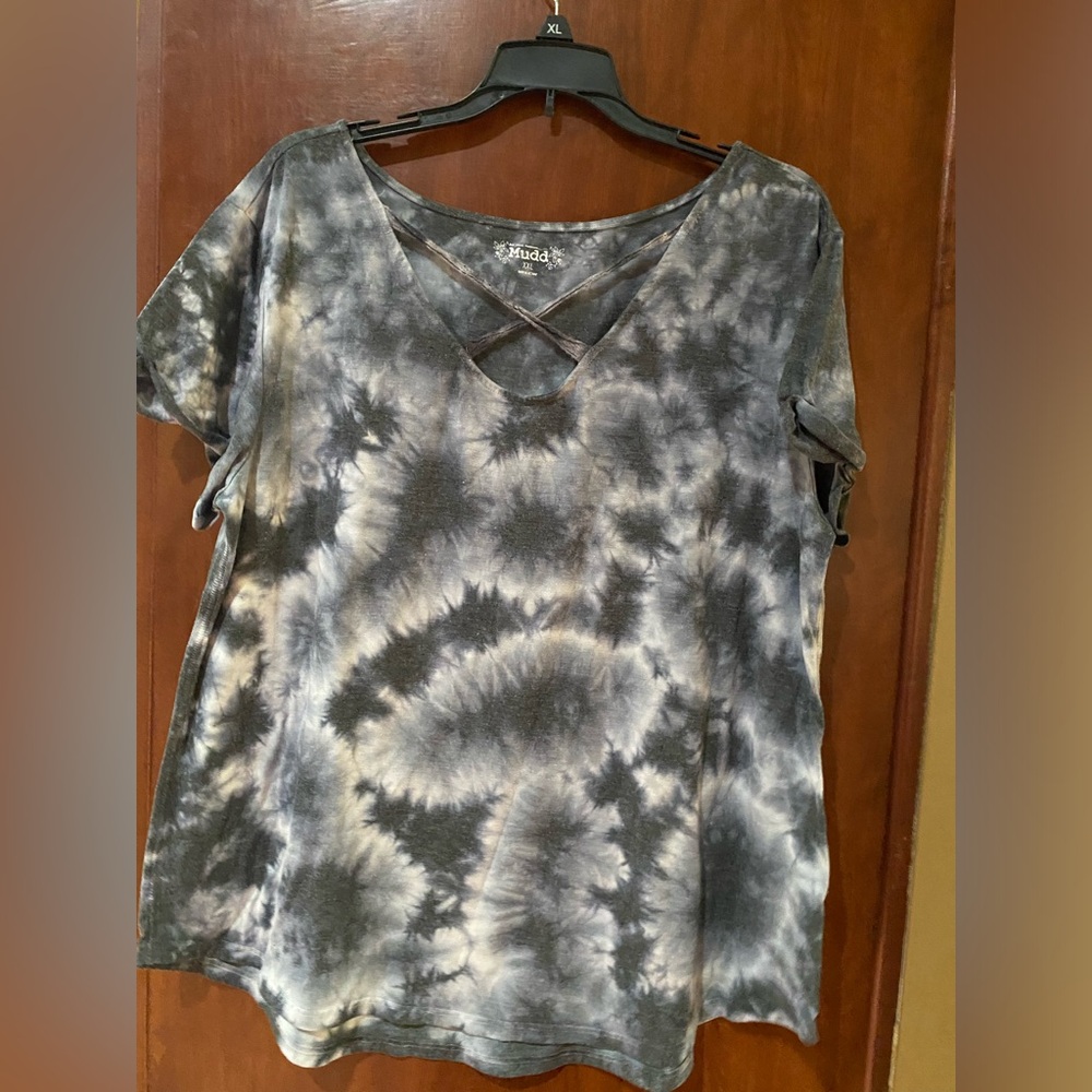Mudd Women's Black and Cream Tie-Dye Crisscross V-Neck Tee
